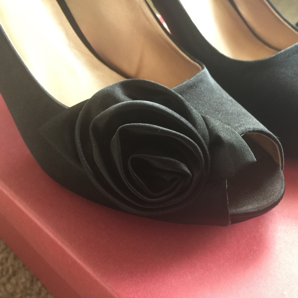 Mootsies Tootsies Black heels with flower